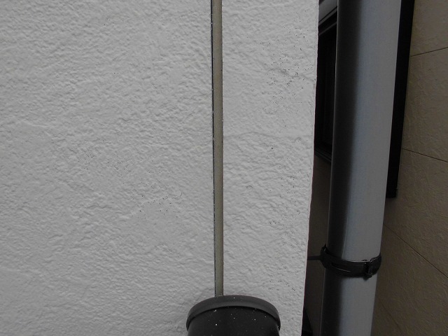 長久手市にて雨漏りが発生した外壁サイディングのシーリング交換、養生・マスキングを施しプライマーを処理